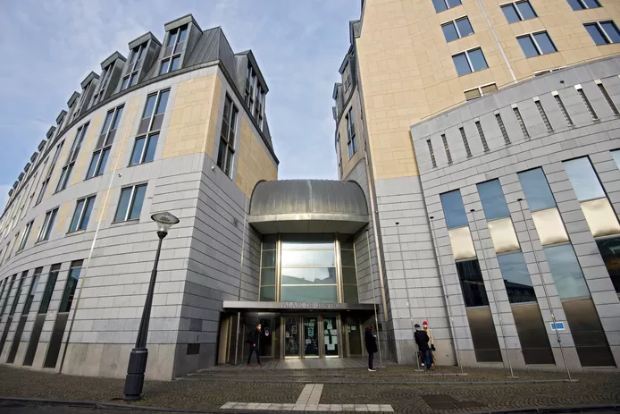 Il avait tenté de tuer son fils de 17 ans avec un couteau: quatre ans de prison requis